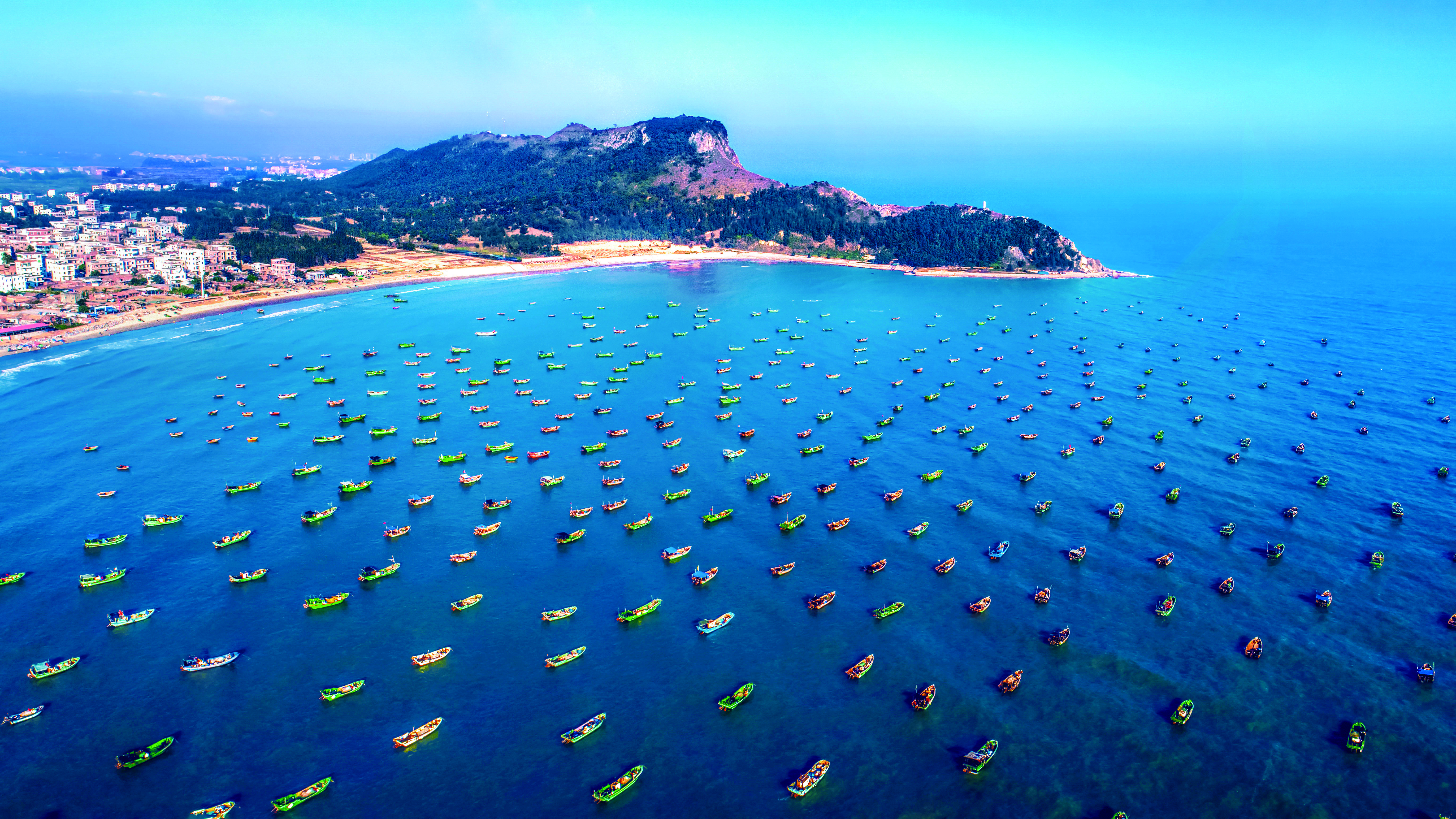 2 水东湾新城南海旅游岛景区宴镜岭下的千帆归港盛况.jpg